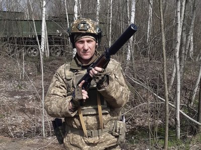 У селі Великі Кошарища попрощалися із Захисником Олегом Гончаренком, який понад два роки вважався зниклим безвісти