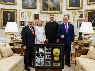 Усик зробив Трампу подарунок на згадку про візит до Білого дому