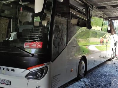 У південній Чехії автобус врізався у віадук та втратив частину даху