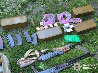 У Чернівцях поліціянти виявили у чоловіка автомат, кулемет, гранати та майже 5 тисяч набоїв