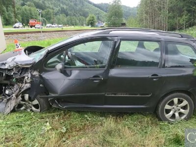 У Чехії в Шумперському краї авто врізалось у будку залізничного переїзду