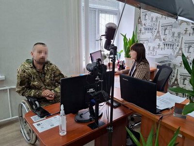 Доставили прямо в лікарню: у Корсуні міграційники виготовили документи тяжкопораненому воїну