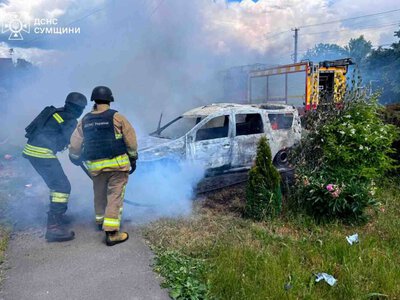 Чергова атака на мирних жителів: на Сумщині після ворожого удару загорілася автівка