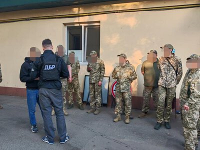 «Били, залякували та утримували людей». На Одещині шістьох працівників ТЦК та їхніх спільників підозрюють у катуванні