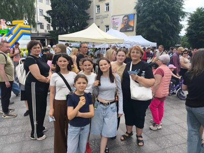 Переселенці з Херсонщини у Житомирі виграли планшет на благодійній лотереї