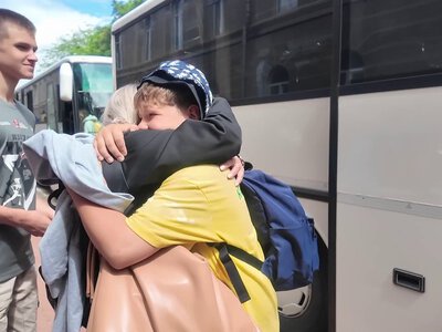 Плакали від радості: перша зміна дітей з Чернігівщини повернулася з відпочинку на Буковині