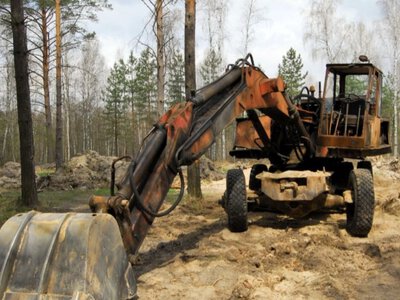 Кому потрібні послуги екскаватора в Броварах: техніка для будівництва