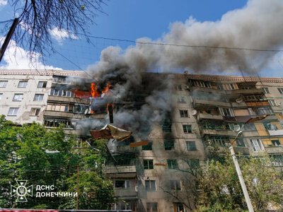 Російський дрон влучив у дев'ятиповерхівку в Краматорську: поранено чотирьох людей, вирувала масштабна пожежа