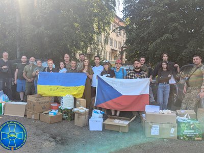 Чеські волонтери доставили на Буковину ще чотири автомобілі для українських захисників (відео)