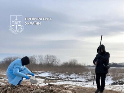 На Буковині м’ясні відходи масово скидали на поле: прокуратура оголосила підозру керівнику підприємства