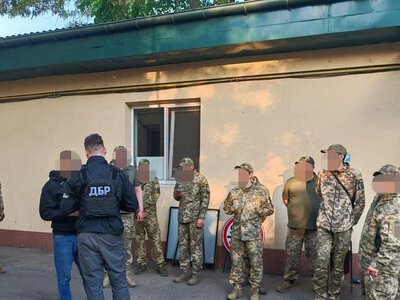 Працівників ТЦК затримали за катування чоловіків: що знайшли під час обшуків