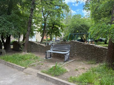 У двох франківських дворах встановили лавочки після звернення мешканців