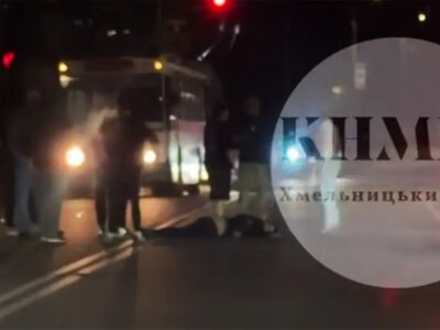 У центрі Хмельницького легковик збив пішохода (ВІДЕО)