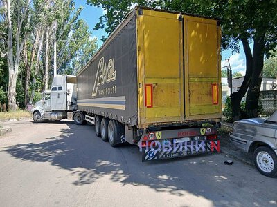 У Миколаєві заблоковано частину вулиці через ДТП: зіткнулися фура та «Волга»