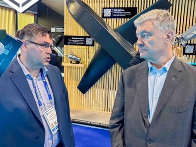 Нова таємна зброя: Порошенко знайшов на збройній виставці у Франції відомі українські цукерки (відео) (Відео)