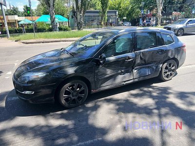 У Миколаєві Renault після зіткнення з BMW викинуло на бордюр: постраждав водій