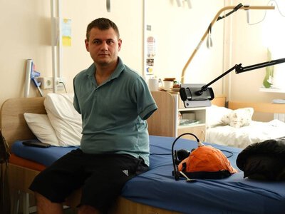 Після втрати обох рук захисник зі Львова вчиться жити заново: у Франківську для нього створили унікальний ортез