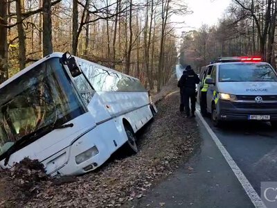 Безхатько у чеському Пльзні викрав автобус і врізався ним у кілька авто