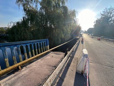 Міст через Гнилоп’ять у Бердичеві готують до капремонту: розпочали видалення дерев