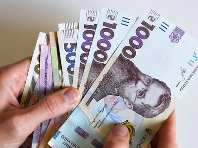 Українцям надають по 10 800 грн: як отримати виплати - На пенсії
