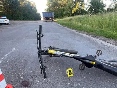 На Хмельниччині під колесами КамАЗа загинув велосипедист