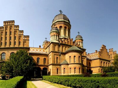 Від спадщини ЮНЕСКО до вулиці, яку мили милом - куди поїхати на вихідні в Чернівцях
