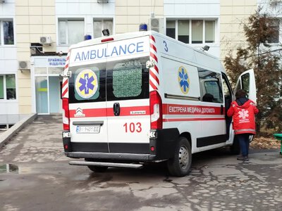 У Києві пораненому під час ракетної атаки чоловіку у швидкій порадили чекати до відбою