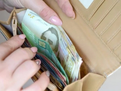 Скільки зароблятимуть українці у наступні три роки: прогноз уряду