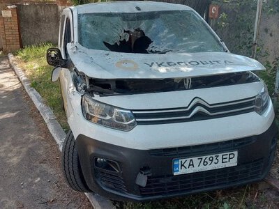 У Нікополі російський FPV-дрон поцілив в авто пересувного відділення Укрпошти