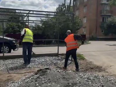 У Здолбунові на Миру облаштовують новий сміттєвий майданчик
