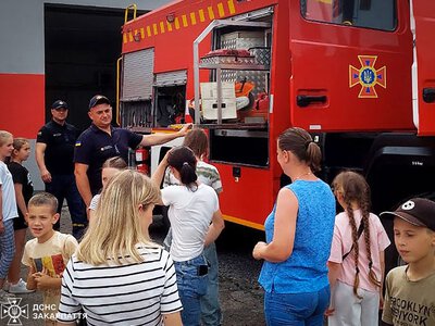 Рятувальники влаштували незабутній урок безпеки для школярів Закарпаття: діти приміряли бойовий одяг та дослідили спецтехніку
