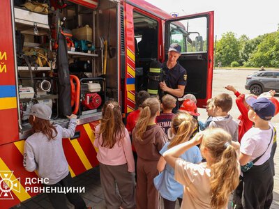 Рівненські школярі побували в гостях у рятувальників та психологів ДСНС
