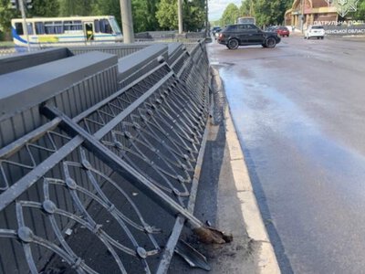 У Рівному водій автомобіля ВАЗ наїхав на паркан та втік з місця ДТП