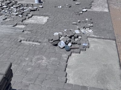 Пішохідна зона біля ЦНАПу стане зручнішою: у Кам'янському демонтують старий тротуар