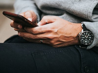 Чому не можна залишати телефон на зарядці всю ніч: помилка, яку роблять майже всі