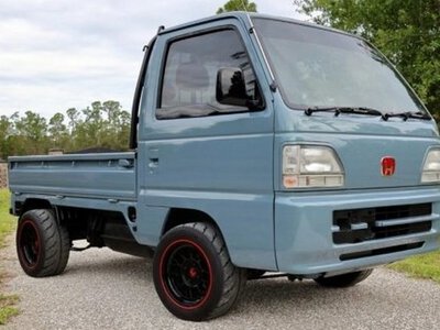 На аукціон виставили найменший у світі пікап із гоночними шинами та спортивним кермом (ФОТО)