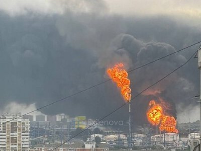 Москва з ранку під ударом дронів: знов горить НПЗ, у місті стовпи диму (відео)