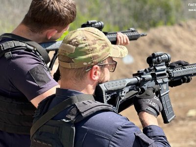Влучність і швидкість під контролем: патрульні Закарпаття вдосконалюють навички поводження зі зброєю