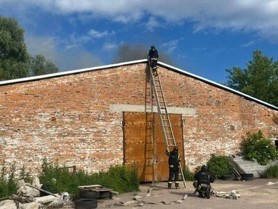 Росіяни поцілили по складській будівлі в Чернігівському районі (Фото)