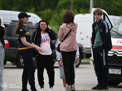 На кордоні на Буковині через черги розгорнули пункт незламності, на Закарпатті попереджають про затримки