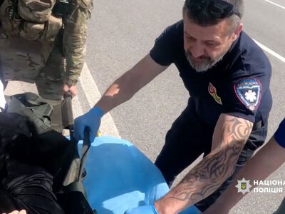 Під обстрілами та атаками дронів: екіпаж «Білий янгол» евакуював чотирьох мешканок Нікополя