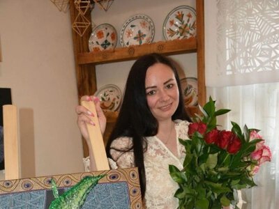 «Всесвіт у крапці»: мисткиня з Барської громади представила авторську виставку у Вінниці