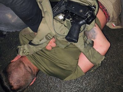 Стрілянина біля ТЦК на Хмельниччині - п'яний чоловік відкрив вогонь з автомата