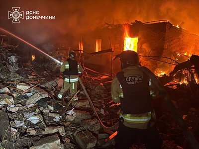 Горіли будинки та автівки: ворог обстріляв Донеччину (фото)