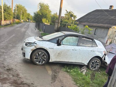 Аварія у Вовчинці - Volkswagen влетів у паркан