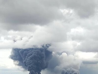 Пожежу на Московському НПЗ після атаки дронів майже ліквідували — міський голова