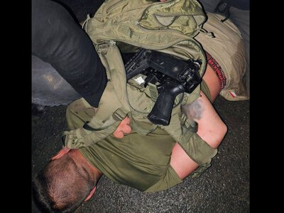 На Хмельниччині чоловік стріляв з автомата біля ТЦК, його затримали