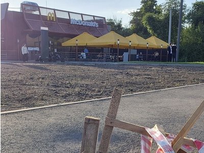 У Житомирі на щойно відремонтованому тротуарі біля нового McDonald’s провалився асфальт. ФОТО