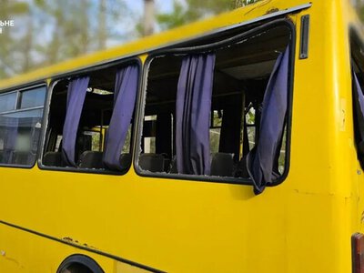 Дрон РФ влучив у маршрутку на Корабельному: четверо херсонців поранені