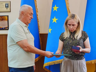 ​«Це потрібно для сина...»: у Перечині дружині полеглого командира Армена Петросяна вручили посмертні нагороди Героя